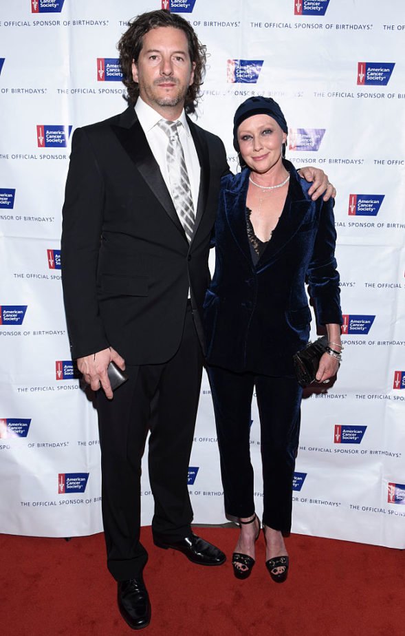 LOS ANGELES, CA - NOVEMBER 05:  (EXCLUSIVE COVERAGE) Kurt Iswarienko (L) and actress Shannen Doherty arrive at American Cancer Society's Giants of Science Los Angeles Gala on November 5, 2016 in Los Angeles, California.  (Photo by Vivien Killilea/WireImage)