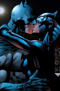 Batman e Catwoman si baciano. Il cavaliere oscuro si alza