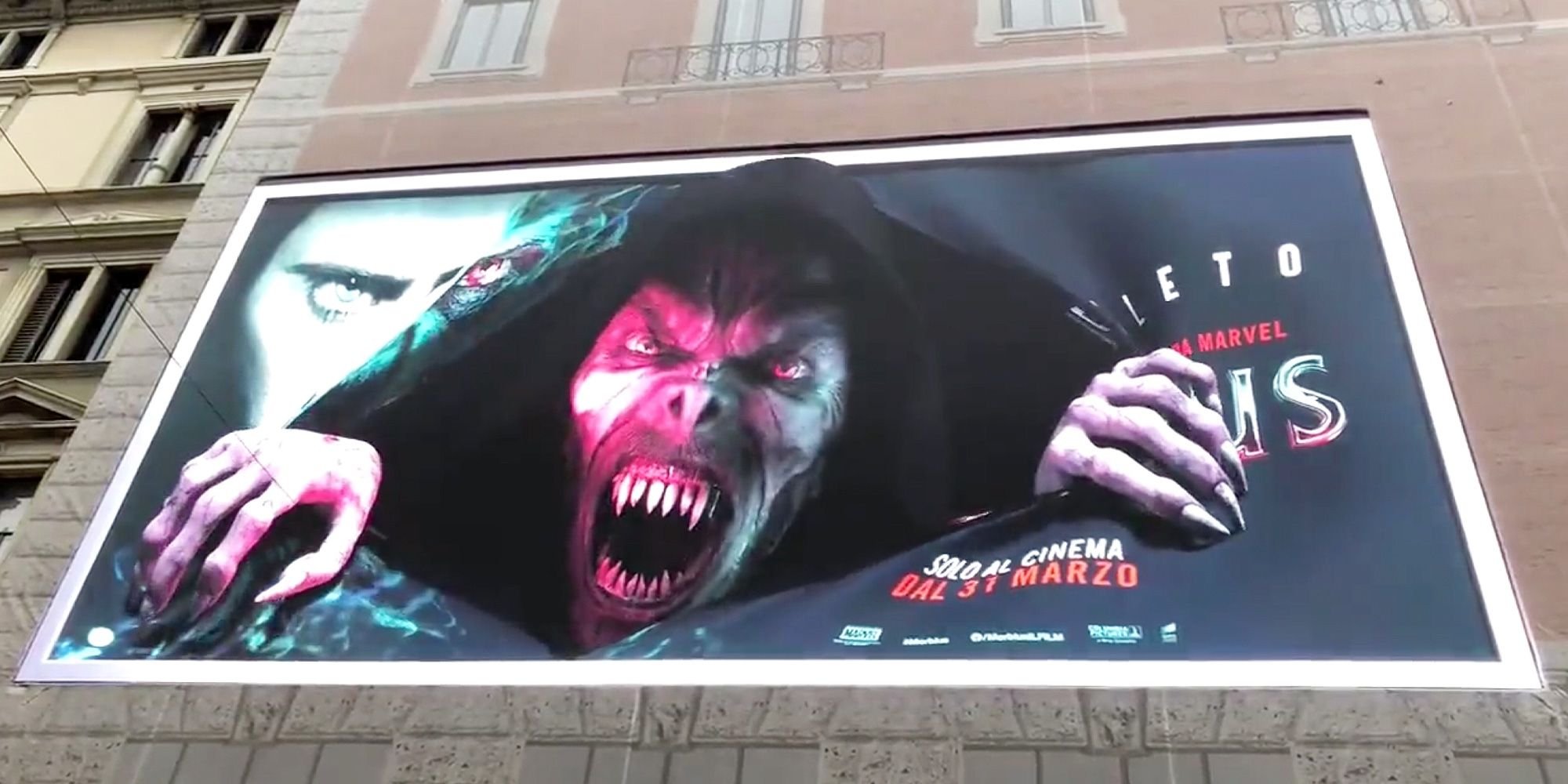 Morbius-strappa-un-cartellone-pubblicitario-3D-a-Milano