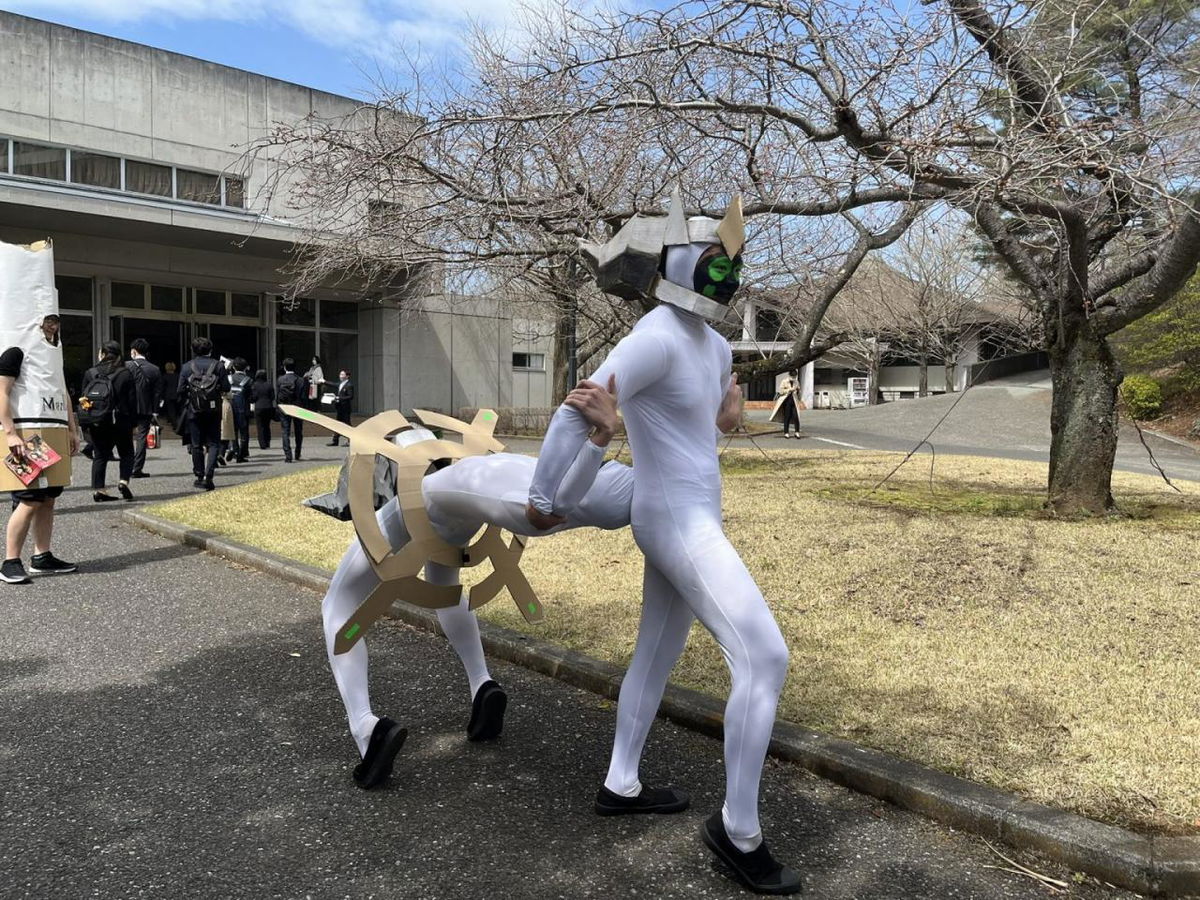 Pokémon: uno spassoso cosplay di Arceus intrattiene degli studenti universitari article-post