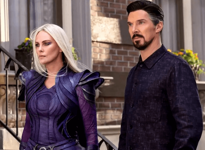 Clea (Charlize Theron) e Doctor Strange (Benedict Cumberbatch) nel finale del film