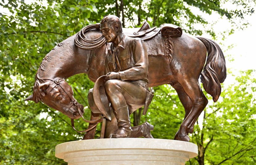 A Milano è stata distrutta la statua dedicata a Tex Willer preview