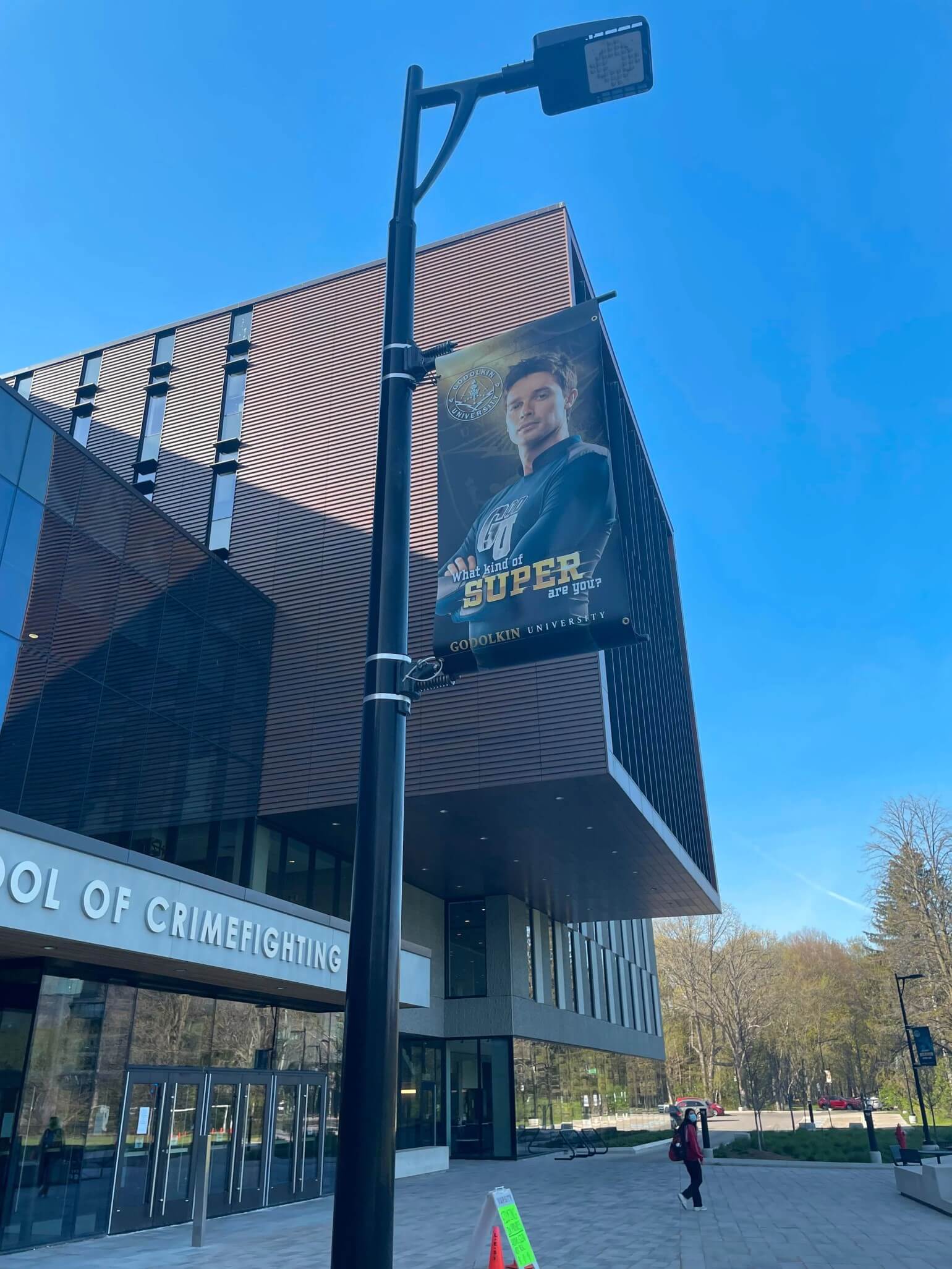 Patrick Schwarzenegger nei panni di Golden Boy nelle prime foto dal set di The Boys Presents: Varsity