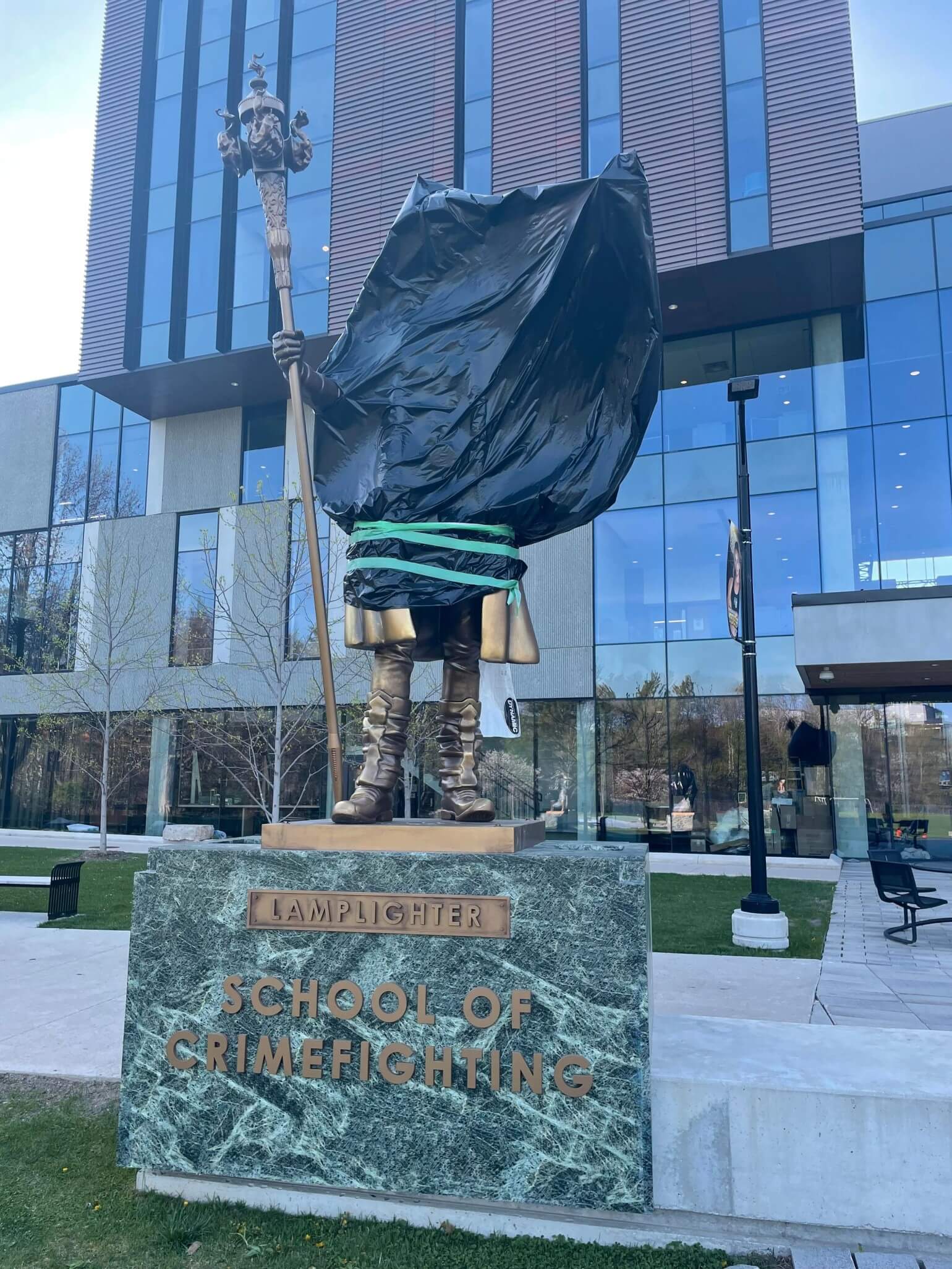 La statua di Lamplighter su set di The Boys Presents: Varsity