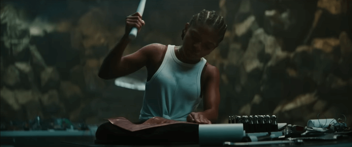Riri Williams (Dominque Thorne) crea l'armatura di Ironheart nel teaser trailer di Black Panther: Wakanda Forever