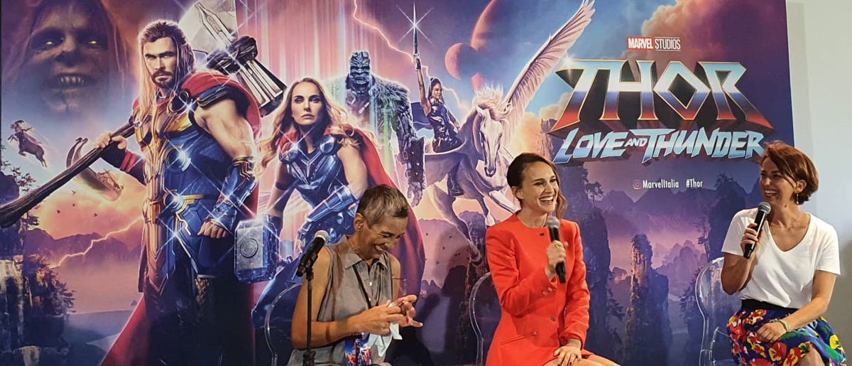 Thor Love and Thunder, Natalie Portman: “Non era facile smettere di ridere sul set, Taika vuole sperimentare” article-post