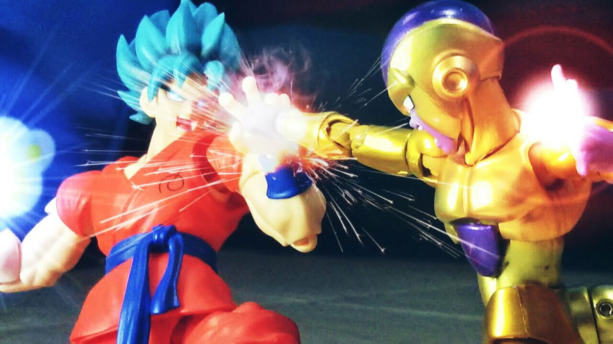 Dragon Ball, Goku SSJ Blue affronta Golden Freezer in uno scontro in stop-motion article-post