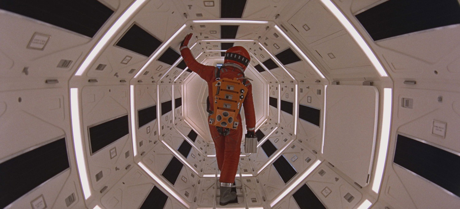 Un astronauta in tuta rossa attraversa un corridoio della Discovery in 2001: Odissea nello spazio