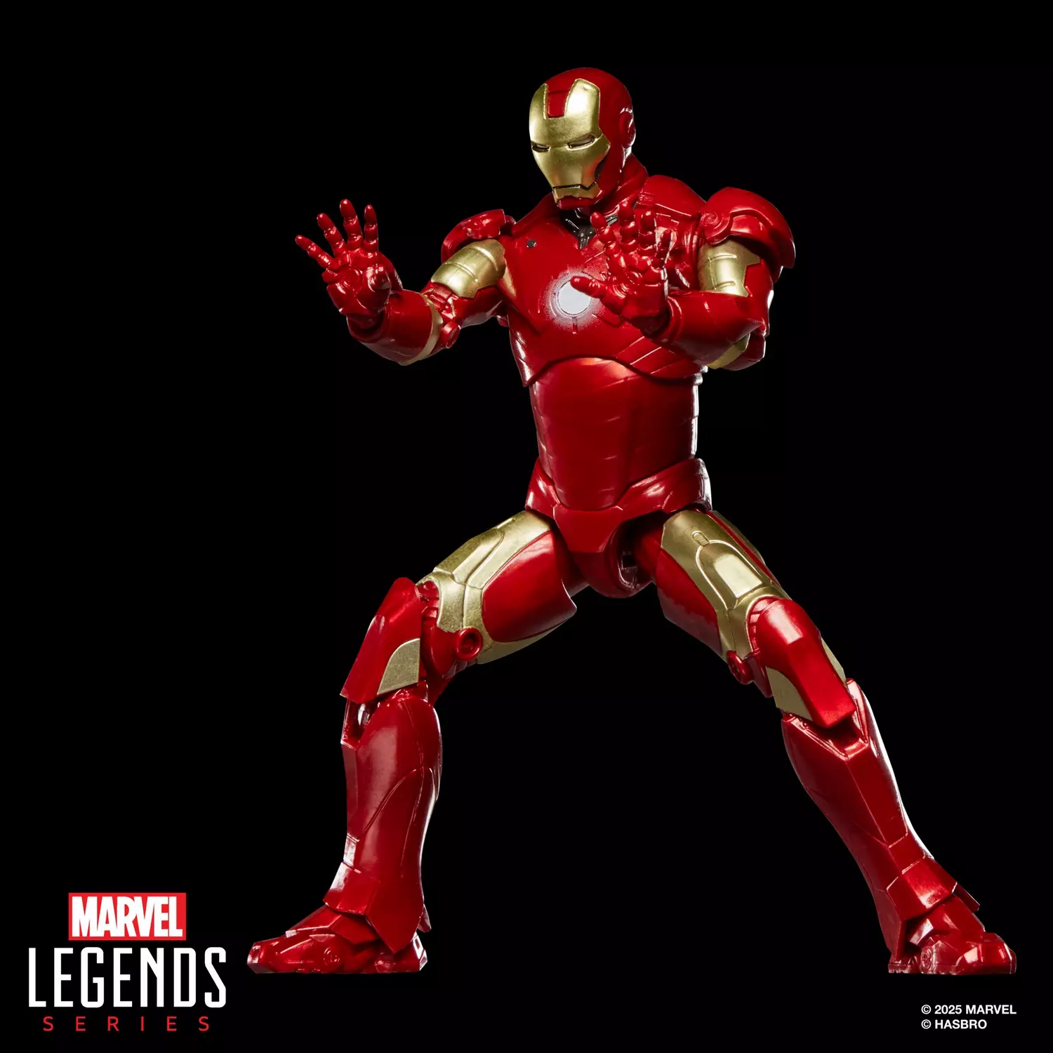 Marvel Legends Iron Man Mark III con armatura rossa e oro e mani sollevate