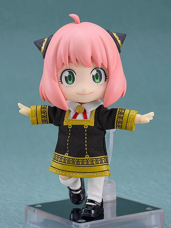 Nendoroid Doll di Anya Forger di SPY x FAMILY con uniforme dell’Eden Academy in tessuto e braccia aperte.