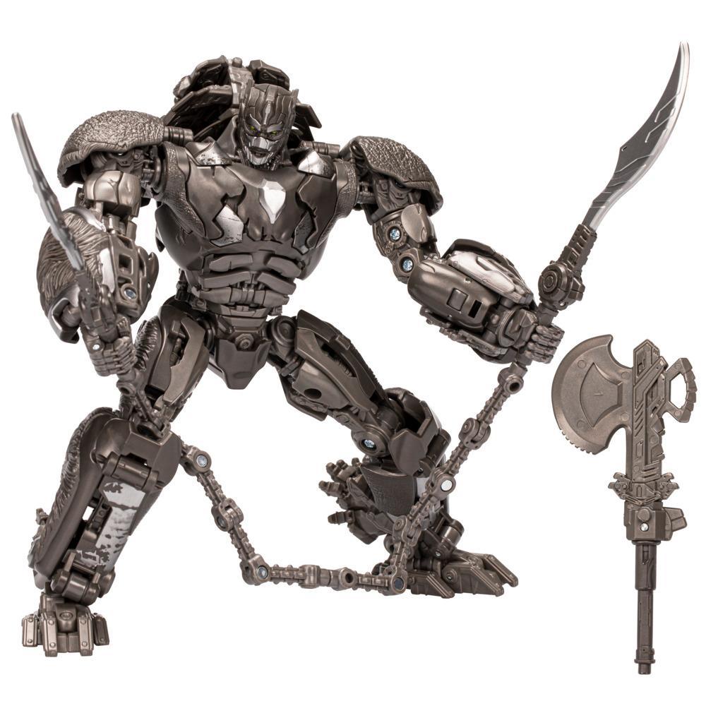 Optimus Primal Studio Series 106 di Rise of the Beasts in modalità robot, con lame, catene e accessori.