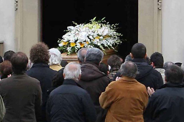 Il funerale della trans vestita da uomo dalla famiglia article-post