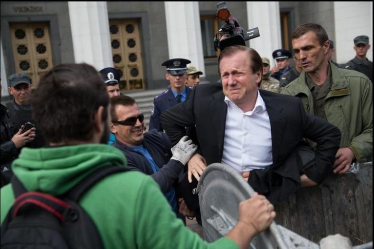 Il Deputato Buttato Nel Cassonetto