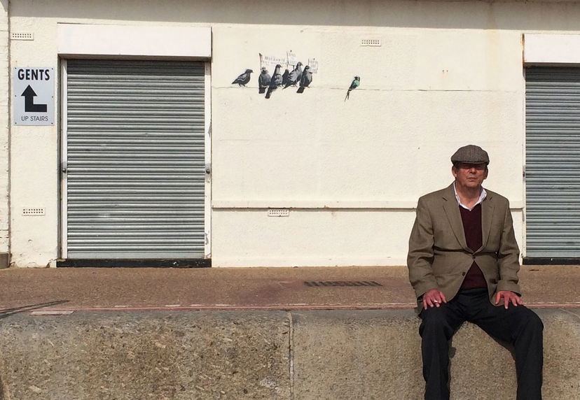 Il graffito di Banksy contro il razzismo rimosso article-post