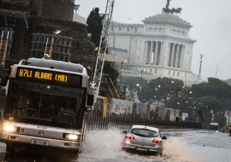 Bomba D'acqua A Roma: Attesa Nel Primo Pomeriggio