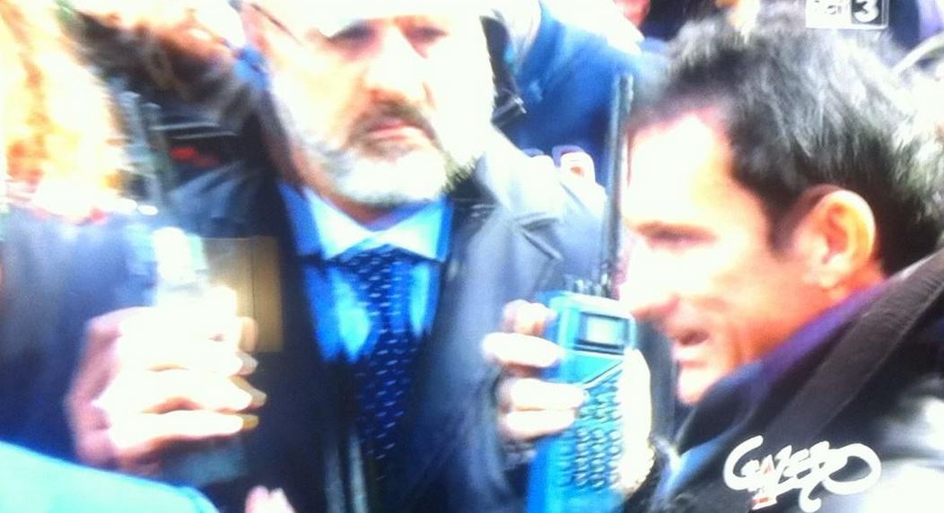 gazebo video botte polizia operai 2