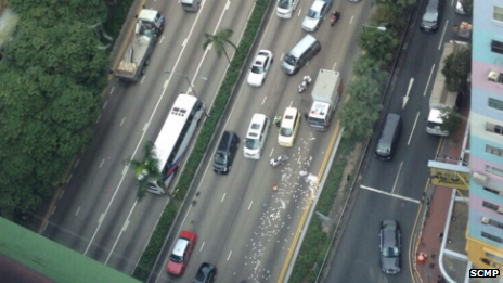Il camion pieno di soldi che si rovescia in mezzo alla strada article-post