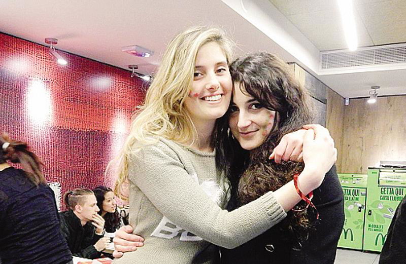 Greta e Vanessa, la bufala del sesso e l'incredibile senatore Gasparri article-post