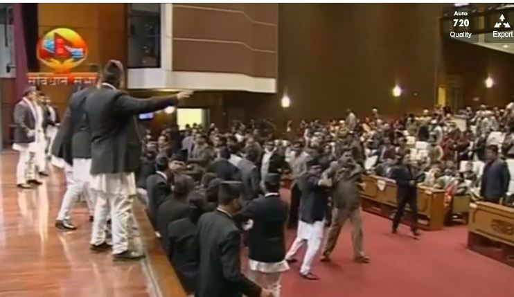 Il video della rissa al parlamento in Nepal article-post