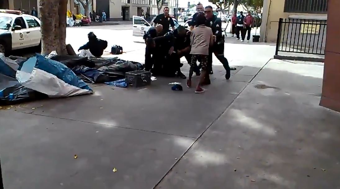 Il video dei poliziotti di Los Angeles che sparano e uccidono un