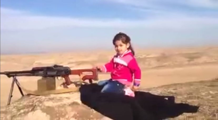 La bambina curda che spara per gioco article-post