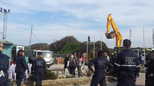 Castelporziano, le ruspe della legalità sulle spiagge libere di Ostia article-post