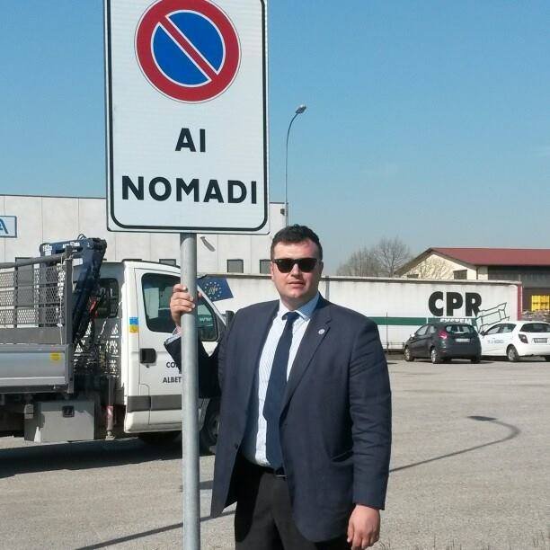 Il sindaco di Albettone Joe Formaggio orgoglioso del suo cartello "anti-nomadi" 