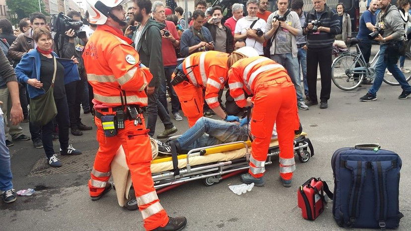 Il collettivo Hobo e le cariche della polizia alla festa dell'Unità di Bologna article-post