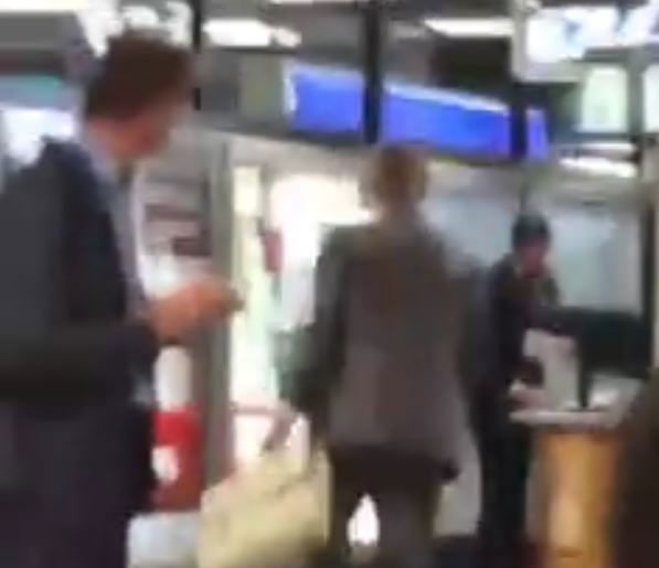 Il video di Formigoni che si arrabbia in aeroporto e spacca un telefono article-post