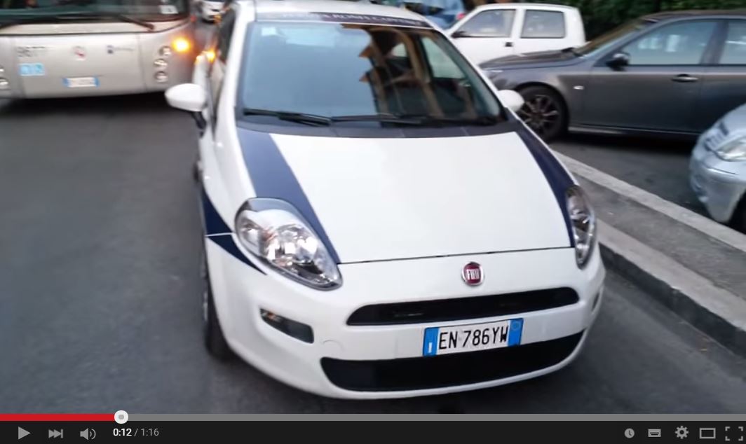 L'auto dei vigili urbani che blocca autobus e traffico a Roma article-post