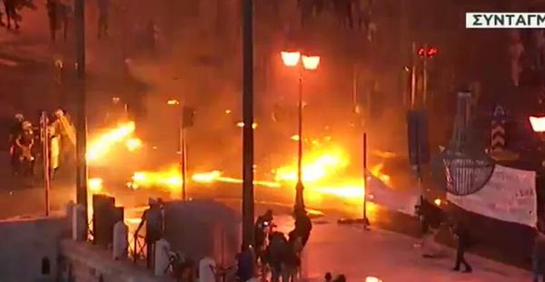 Scontri a Piazza Syntagma, la polizia carica article-post