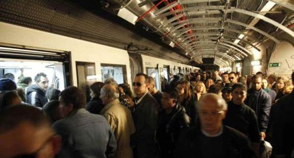 La Metro A a Roma ferma per il cedimento di un controsoffitto a Spagna article-post