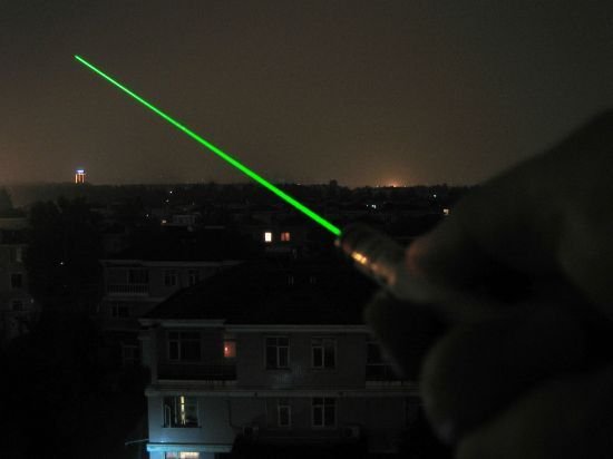 La storia dei puntatori laser verdi che danneggiano la vista dei bambini