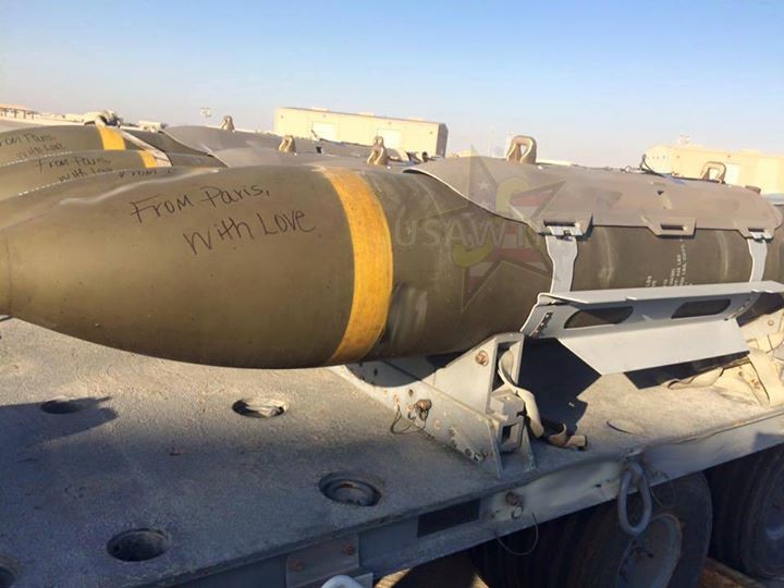 From Paris with love: la storia delle scritte sulle bombe di Raqqa preview