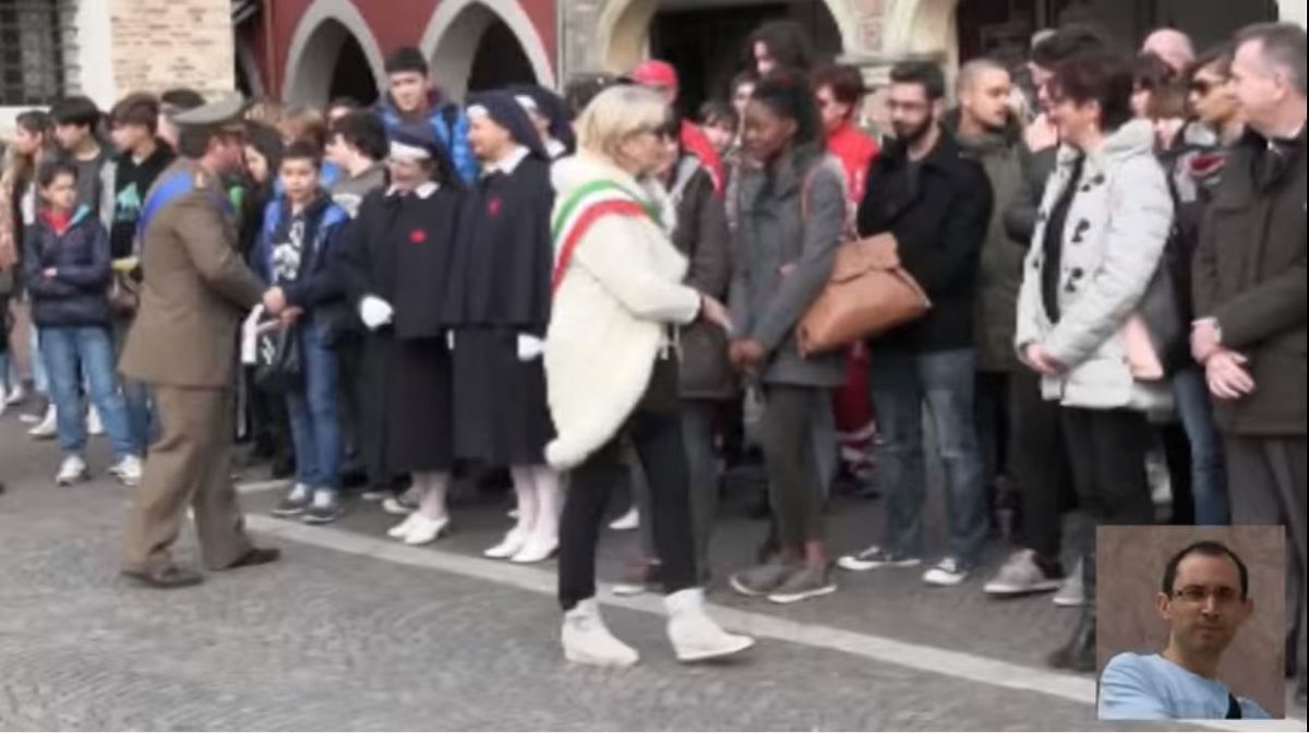 Maria Teresa Senatore: il sindaco che non saluta la ragazza di colore article-post