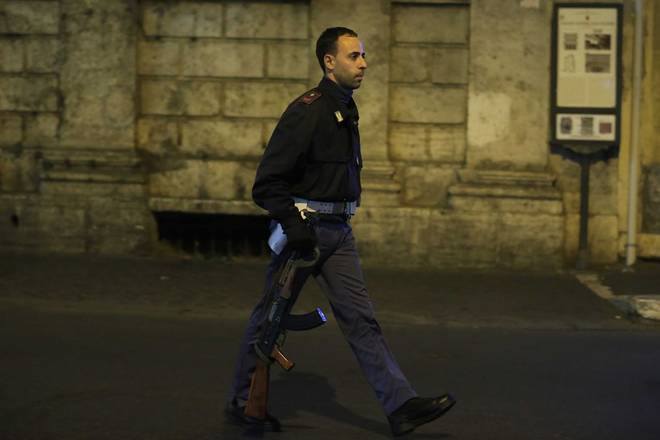 Mike «Coatto» Barnett: l'uomo che ha "terrorizzato" Roma con un finto kalashnikov article-post