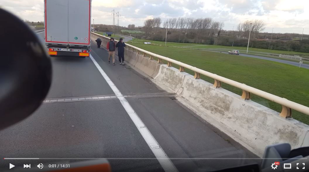 Il video del camionista ungherese che tenta di investire i migranti article-post