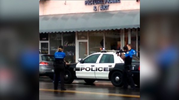 Il video della polizia che uccide un uomo armato di rasoio a Miami article-post