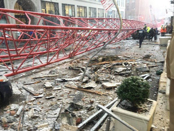 La gru crollata a Manhattan article-post