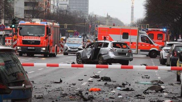 Charlottenburg: l'auto che esplode nella Bismarckstrasse a Berlino article-post