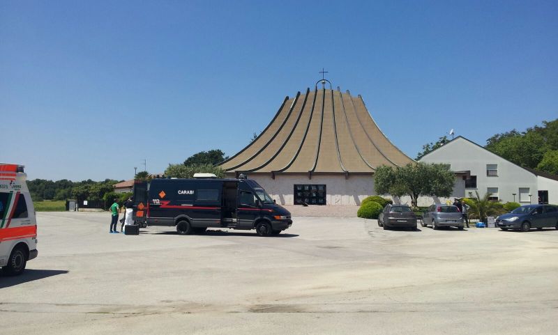 La bomba davanti alla chiesa San Gabriele dell'Addolorata a Campiglione di Fermo article-post
