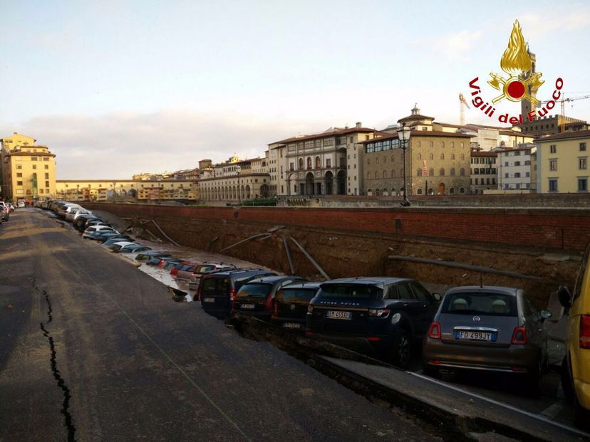 Publiacqua, la voragine sul Lungarno e il Giglio Magico di Renzi article-post