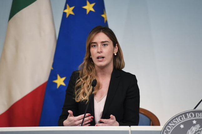 Perché Maria Elena Boschi diventa presidente della Commissione Adozioni Internazionali article-post