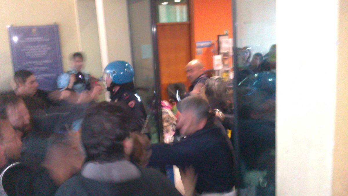 La ragazza presa a manganellate da un agente a Modena article-post