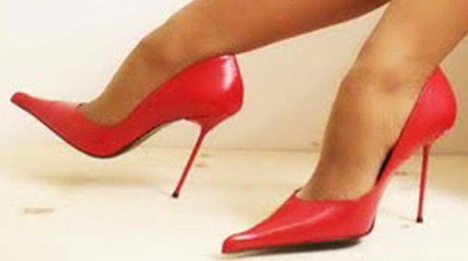 Raitre vieta tacchi alti e abiti sexy article-post