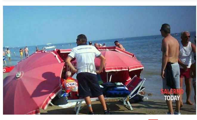 La storia della folla che assalta l'ambulanza sulla spiaggia di Pastena a Salerno article-post