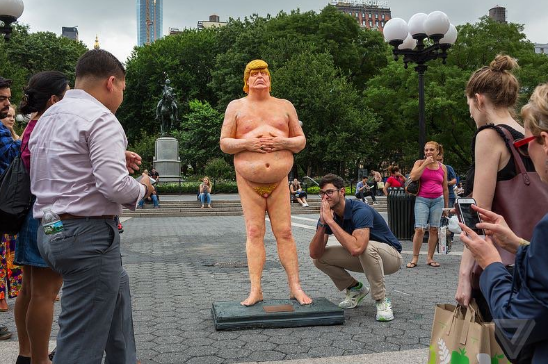 indecline statua trump nudo - 2