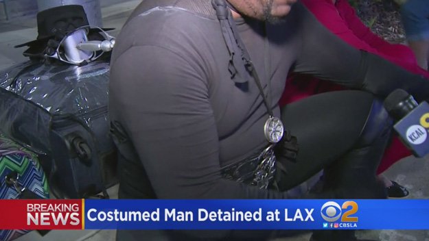 Il tizio vestito da Zorro arrestato all'aeroporto di Los Angeles article-post