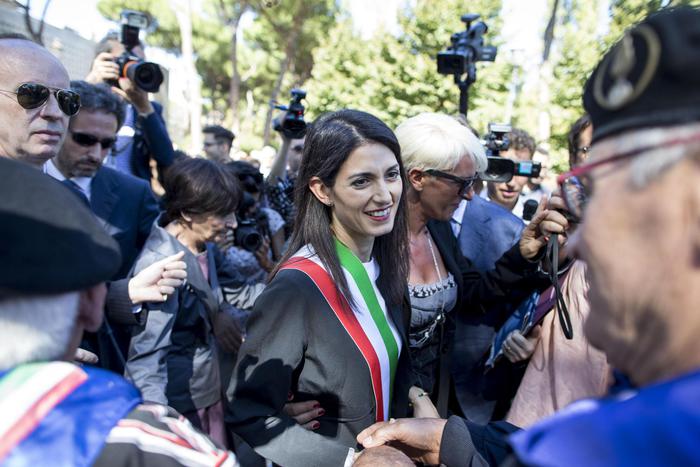 Virginia Raggi celebra il primo matrimonio gay di Roma article-post