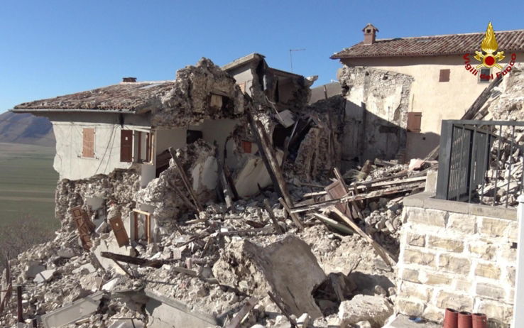 I selfie con le macerie dei turisti a Castelluccio di Norcia article-post